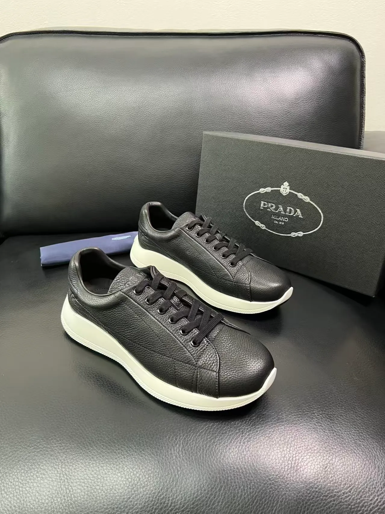 P440 38-45 Prada Prada’s new men’s leather sneakers, the highest version on the market, any comparison is welcome🆚! The original leather has excellent texture and is super high-end! Fetal sheep net lining imported from Italy, removable pad! Luxurious materials and fine workmanship, highly recommended! No. 058